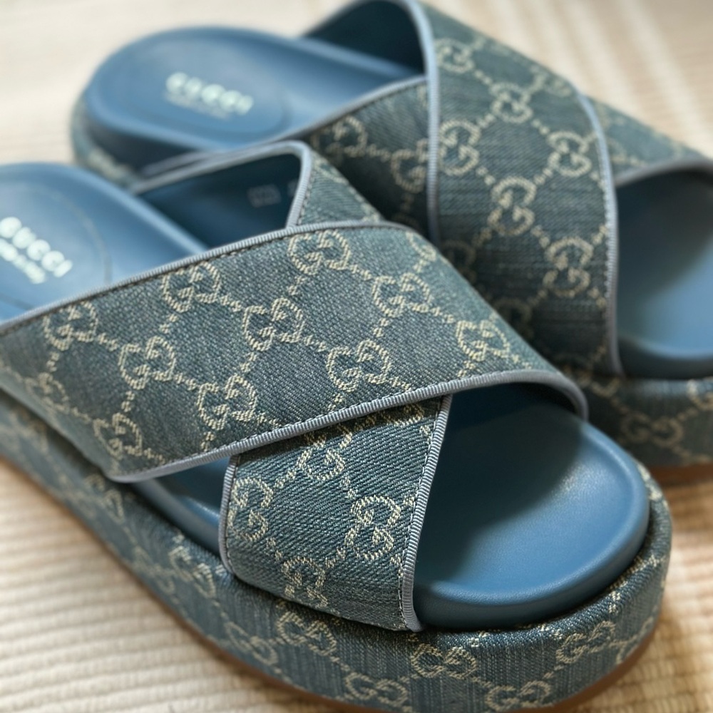 Gucci WOMEN'S GG PLATFORM SLIDE SANDAL